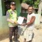 Personil Polsek Buay Madang Timur, Bripka Iswanto, menyerahkan Maklumat Kapolda Sumsel terkait larangan membakar hutan dan lahan kepada salah seorang warga di Desa Bangun Harjo, Kecamatan Buay Madang Timur, Kabupaten OKU Timur. 