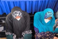 Kedua pelaku saat dihadirkan dalam press release di Polsek Sako Palembang.