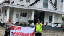 Personel Polsek Buay Madang Timur, Aiptu Mulyono dan Bripka Iswanto, membentangkan spanduk program