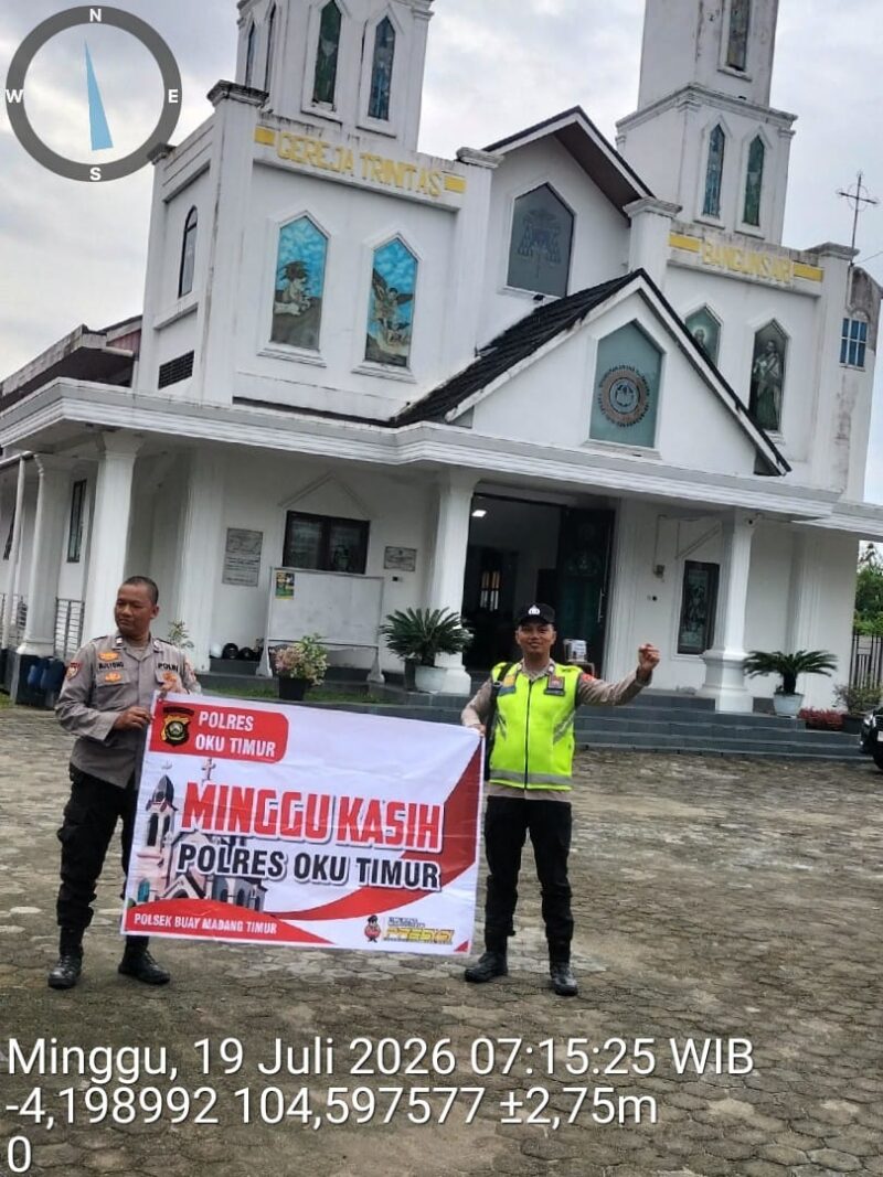 Personel Polsek Buay Madang Timur, Aiptu Mulyono dan Bripka Iswanto, membentangkan spanduk program 