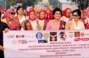 Ketua Umum Kongres Wanita Indonesia (Kowani) periode 2024–2029, Nannie Hadi Tjahjanto bersama Ketua PIM Sumatera Selatan, Helen Ganefo, dan Ketua Umum DPP PIM, Lana T. Koentjoro, serta pihak terkait lainnya saat Parade Kebaya Songket di Jembatan Ampera, Palembang, Minggu (19/7/2026). Foto: Tia