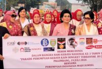 Ketua Umum Kongres Wanita Indonesia (Kowani) periode 2024–2029, Nannie Hadi Tjahjanto bersama Ketua PIM Sumatera Selatan, Helen Ganefo, dan Ketua Umum DPP PIM, Lana T. Koentjoro, serta pihak terkait lainnya saat Parade Kebaya Songket di Jembatan Ampera, Palembang, Minggu (19/7/2026). Foto: Tia