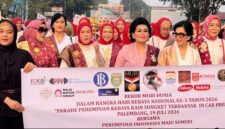 Ketua Umum Kongres Wanita Indonesia (Kowani) periode 2024–2029, Nannie Hadi Tjahjanto bersama Ketua PIM Sumatera Selatan, Helen Ganefo, dan Ketua Umum DPP PIM, Lana T. Koentjoro, serta pihak terkait lainnya saat Parade Kebaya Songket di Jembatan Ampera, Palembang, Minggu (19/7/2026). Foto: Tia