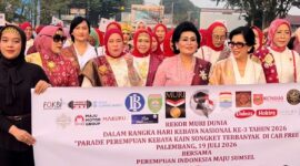 Ketua Umum Kongres Wanita Indonesia (Kowani) periode 2024–2029, Nannie Hadi Tjahjanto bersama Ketua PIM Sumatera Selatan, Helen Ganefo, dan Ketua Umum DPP PIM, Lana T. Koentjoro, serta pihak terkait lainnya saat Parade Kebaya Songket di Jembatan Ampera, Palembang, Minggu (19/7/2026). Foto: Tia