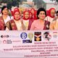 Ketua Umum Kongres Wanita Indonesia (Kowani) periode 2024–2029, Nannie Hadi Tjahjanto bersama Ketua PIM Sumatera Selatan, Helen Ganefo, dan Ketua Umum DPP PIM, Lana T. Koentjoro, serta pihak terkait lainnya saat Parade Kebaya Songket di Jembatan Ampera, Palembang, Minggu (19/7/2026). Foto: Tia
