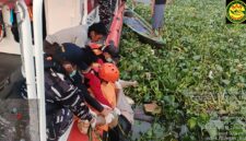 Jasad korban saat dievakuasi ke daratan. Foto: Basarnas Palembang.