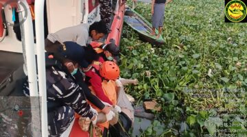 Jasad korban saat dievakuasi ke daratan. Foto: Basarnas Palembang.
