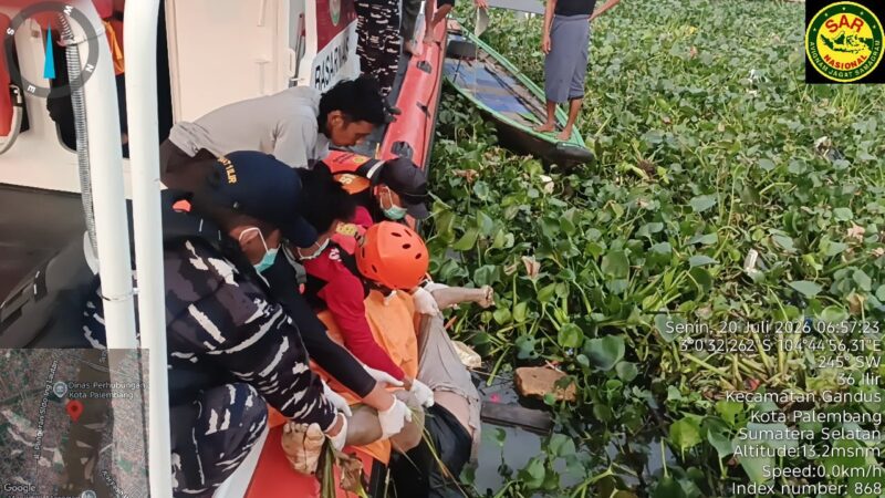 Jasad korban saat dievakuasi ke daratan. Foto: Basarnas Palembang.