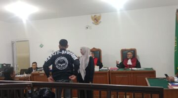 Momen saat korban dan terdakwa saling bermaaf-maafan terjadi dalam persidangan yang digelar di Pengadilan Negeri (PN) Palembang, Senin (20/7/2026).