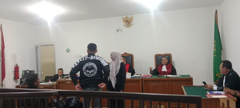 Momen saat korban dan terdakwa saling bermaaf-maafan terjadi dalam persidangan yang digelar di Pengadilan Negeri (PN) Palembang, Senin (20/7/2026).