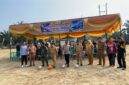 Kadindikbud OKU Timur Wakimin, bersama Camat Buay Madang Timur Ramadhan Agusten, Kapolsek Buay Madang Timur Iptu Swisspo, Danramil, serta jajaran terkait melakukan tendangan bola pertama sebagai tanda dibukanya Turnamen Sepak Bola Tingkat SD #BMT CUP 2026 di Lapangan Desa Karang Tengah, OKU Timur. 