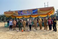Kadindikbud OKU Timur Wakimin, bersama Camat Buay Madang Timur Ramadhan Agusten, Kapolsek Buay Madang Timur Iptu Swisspo, Danramil, serta jajaran terkait melakukan tendangan bola pertama sebagai tanda dibukanya Turnamen Sepak Bola Tingkat SD #BMT CUP 2026 di Lapangan Desa Karang Tengah, OKU Timur. 
