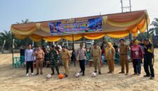 Kadindikbud OKU Timur Wakimin, bersama Camat Buay Madang Timur Ramadhan Agusten, Kapolsek Buay Madang Timur Iptu Swisspo, Danramil, serta jajaran terkait melakukan tendangan bola pertama sebagai tanda dibukanya Turnamen Sepak Bola Tingkat SD #BMT CUP 2026 di Lapangan Desa Karang Tengah, OKU Timur.
