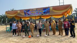 Kadindikbud OKU Timur Wakimin, bersama Camat Buay Madang Timur Ramadhan Agusten, Kapolsek Buay Madang Timur Iptu Swisspo, Danramil, serta jajaran terkait melakukan tendangan bola pertama sebagai tanda dibukanya Turnamen Sepak Bola Tingkat SD #BMT CUP 2026 di Lapangan Desa Karang Tengah, OKU Timur. 