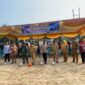 Kadindikbud OKU Timur Wakimin, bersama Camat Buay Madang Timur Ramadhan Agusten, Kapolsek Buay Madang Timur Iptu Swisspo, Danramil, serta jajaran terkait melakukan tendangan bola pertama sebagai tanda dibukanya Turnamen Sepak Bola Tingkat SD #BMT CUP 2026 di Lapangan Desa Karang Tengah, OKU Timur. 