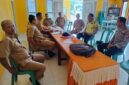Personel Polsek Buay Madang Timur, Aipda Khoirul Alkaf dan Bripka Nur Holik, menggelar dialog serta menyampaikan imbauan Kamtibmas bersama perangkat Desa Sumber Asri di Kantor Desa Sumber Asri, Kecamatan Buay Madang Timur, OKU Timur. 