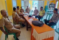 Personel Polsek Buay Madang Timur, Aipda Khoirul Alkaf dan Bripka Nur Holik, menggelar dialog serta menyampaikan imbauan Kamtibmas bersama perangkat Desa Sumber Asri di Kantor Desa Sumber Asri, Kecamatan Buay Madang Timur, OKU Timur. 