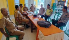 Personel Polsek Buay Madang Timur, Aipda Khoirul Alkaf dan Bripka Nur Holik, menggelar dialog serta menyampaikan imbauan Kamtibmas bersama perangkat Desa Sumber Asri di Kantor Desa Sumber Asri, Kecamatan Buay Madang Timur, OKU Timur.