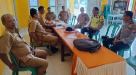 Personel Polsek Buay Madang Timur, Aipda Khoirul Alkaf dan Bripka Nur Holik, menggelar dialog serta menyampaikan imbauan Kamtibmas bersama perangkat Desa Sumber Asri di Kantor Desa Sumber Asri, Kecamatan Buay Madang Timur, OKU Timur. 