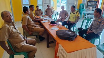 Personel Polsek Buay Madang Timur, Aipda Khoirul Alkaf dan Bripka Nur Holik, menggelar dialog serta menyampaikan imbauan Kamtibmas bersama perangkat Desa Sumber Asri di Kantor Desa Sumber Asri, Kecamatan Buay Madang Timur, OKU Timur.