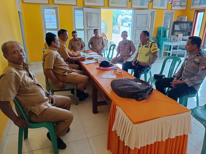 Personel Polsek Buay Madang Timur, Aipda Khoirul Alkaf dan Bripka Nur Holik, menggelar dialog serta menyampaikan imbauan Kamtibmas bersama perangkat Desa Sumber Asri di Kantor Desa Sumber Asri, Kecamatan Buay Madang Timur, OKU Timur. 