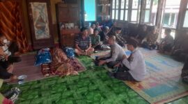 Jasad petani dibawa ke rumah duka. Foto: polisi.