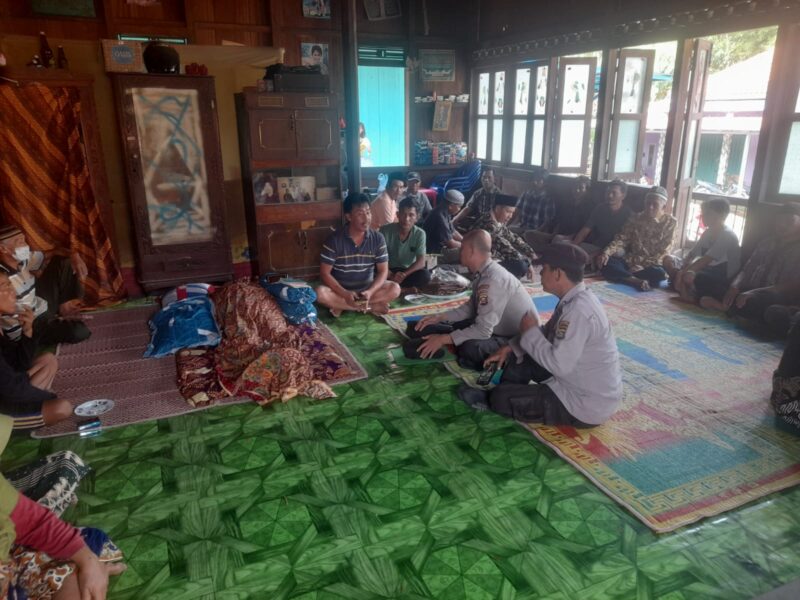 Jasad petani dibawa ke rumah duka. Foto: polisi.