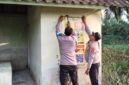 Kapolsek Buay Madang Timur, Iptu Swisspo, bersama personelnya memasang spanduk imbauan Layanan Kepolisian 110 dan larangan Karhutla di salah satu sudut Desa Sukamaju, Kecamatan Buay Madang Timur, Kabupaten OKU Timur. 