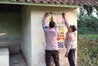 Kapolsek Buay Madang Timur, Iptu Swisspo, bersama personelnya memasang spanduk imbauan Layanan Kepolisian 110 dan larangan Karhutla di salah satu sudut Desa Sukamaju, Kecamatan Buay Madang Timur, Kabupaten OKU Timur. 