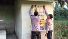 Kapolsek Buay Madang Timur, Iptu Swisspo, bersama personelnya memasang spanduk imbauan Layanan Kepolisian 110 dan larangan Karhutla di salah satu sudut Desa Sukamaju, Kecamatan Buay Madang Timur, Kabupaten OKU Timur.