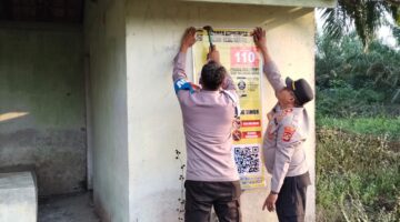 Kapolsek Buay Madang Timur, Iptu Swisspo, bersama personelnya memasang spanduk imbauan Layanan Kepolisian 110 dan larangan Karhutla di salah satu sudut Desa Sukamaju, Kecamatan Buay Madang Timur, Kabupaten OKU Timur.