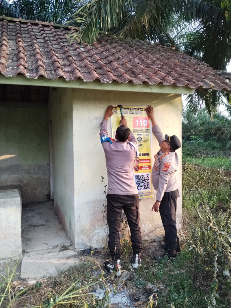 Kapolsek Buay Madang Timur, Iptu Swisspo, bersama personelnya memasang spanduk imbauan Layanan Kepolisian 110 dan larangan Karhutla di salah satu sudut Desa Sukamaju, Kecamatan Buay Madang Timur, Kabupaten OKU Timur. 