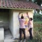 Kapolsek Buay Madang Timur, Iptu Swisspo, bersama personelnya memasang spanduk imbauan Layanan Kepolisian 110 dan larangan Karhutla di salah satu sudut Desa Sukamaju, Kecamatan Buay Madang Timur, Kabupaten OKU Timur. 
