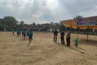 Personel Polsek Buay Madang Timur memantau situasi lapangan saat mendampingi pelaksanaan hari ketiga Turnamen Sepak Bola Anak SD #BMT Cup 2026 di Desa Karang Tengah, OKU Timur. 