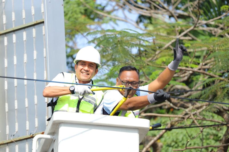 Walikota Palembang Putuskan Kabel Semrawut Kota Palembang 