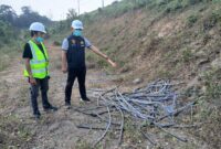 Petugas saat melakukan olah TKP. Foto: polisi.