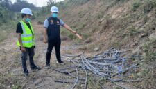 Petugas saat melakukan olah TKP. Foto: polisi.
