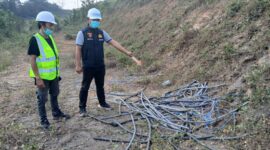Petugas saat melakukan olah TKP. Foto: polisi.