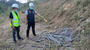 Petugas saat melakukan olah TKP. Foto: polisi.