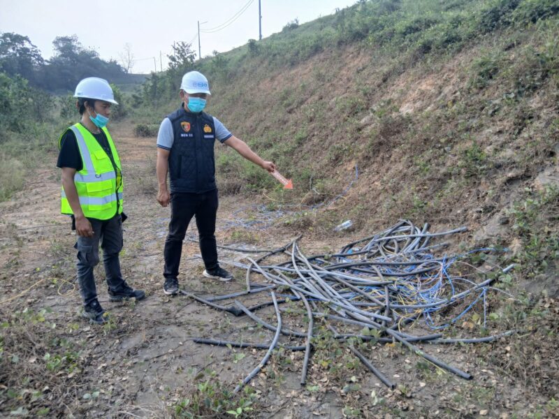 Petugas saat melakukan olah TKP. Foto: polisi.
