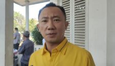 Kuasa hukum M. Jamil dan Dede Parasade, Redho Junaidi, SH, MH, memberikan keterangan usai sidang perdana di PN Palembang, Kamis (23/7/2026).