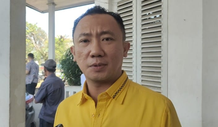 Kuasa hukum M. Jamil dan Dede Parasade, Redho Junaidi, SH, MH, memberikan keterangan usai sidang perdana di PN Palembang, Kamis (23/7/2026).