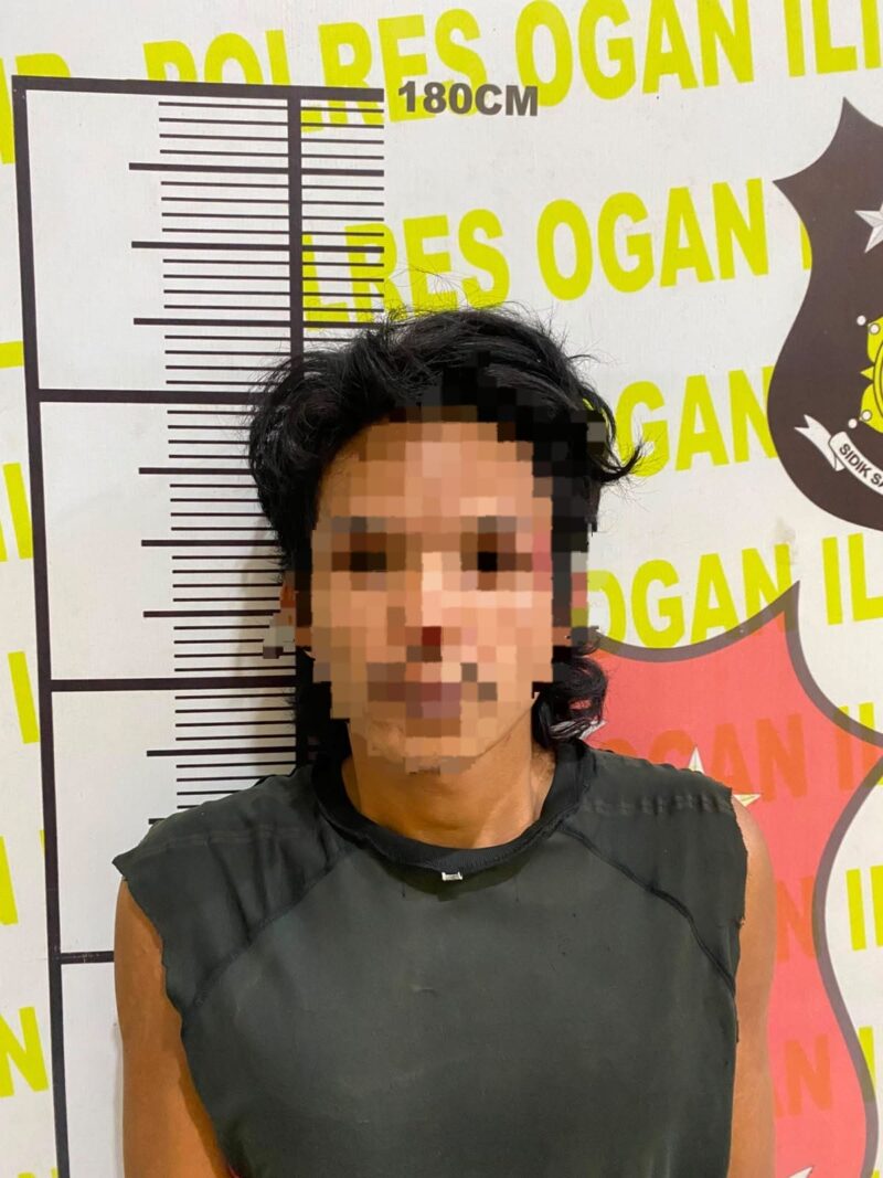 Pelaku saat diamankan polisi.