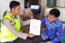 Personel Polsek Buay Madang Timur menyerahkan lembaran Maklumat Karhutla kepada warga di Desa Sumber Harjo, Kecamatan Buay Madang Timur, OKU Timur. 