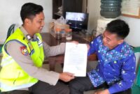 Personel Polsek Buay Madang Timur menyerahkan lembaran Maklumat Karhutla kepada warga di Desa Sumber Harjo, Kecamatan Buay Madang Timur, OKU Timur. 