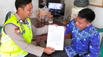 Personel Polsek Buay Madang Timur menyerahkan lembaran Maklumat Karhutla kepada warga di Desa Sumber Harjo, Kecamatan Buay Madang Timur, OKU Timur.