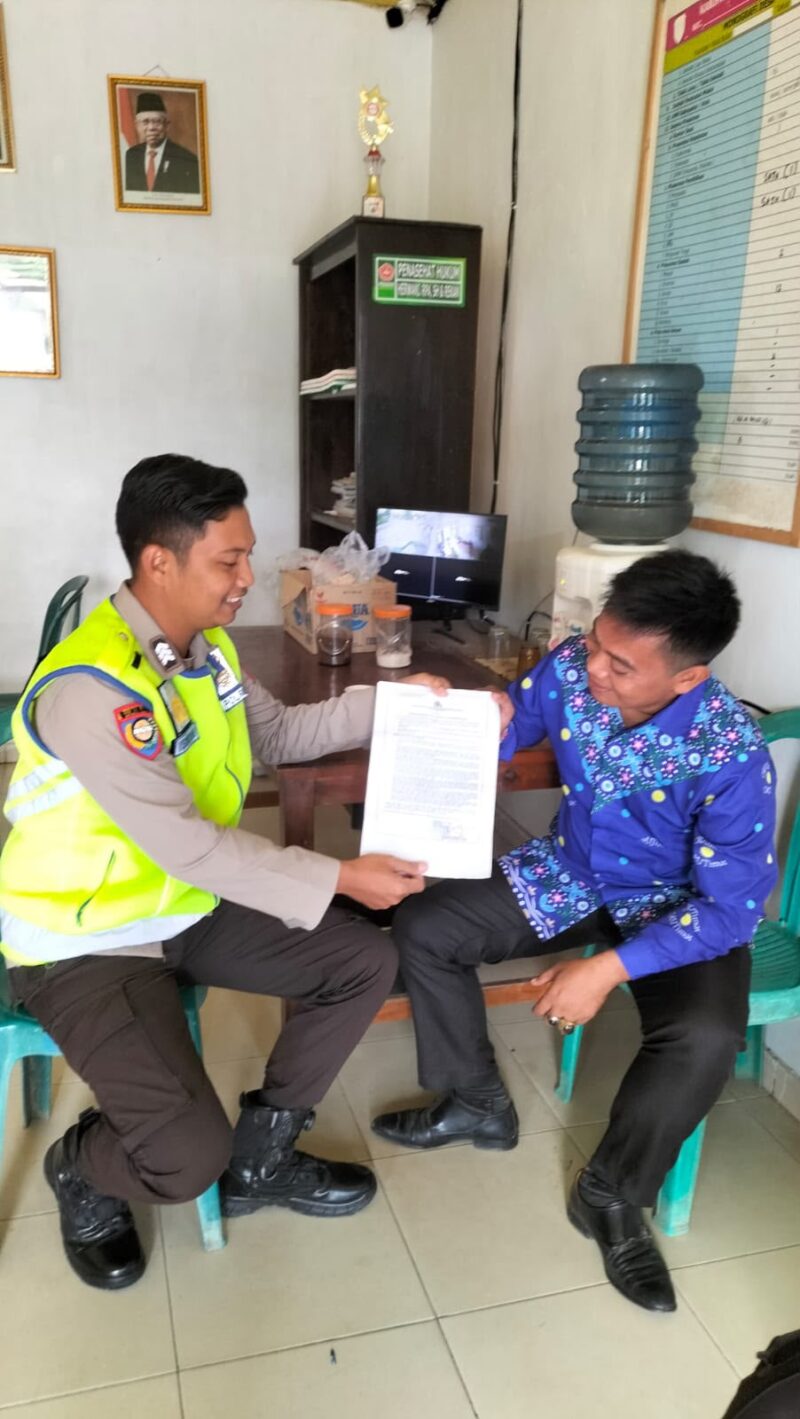 Personel Polsek Buay Madang Timur menyerahkan lembaran Maklumat Karhutla kepada warga di Desa Sumber Harjo, Kecamatan Buay Madang Timur, OKU Timur. 