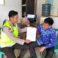 Personel Polsek Buay Madang Timur menyerahkan lembaran Maklumat Karhutla kepada warga di Desa Sumber Harjo, Kecamatan Buay Madang Timur, OKU Timur. 