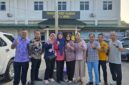 Hakim Pengadilan Negeri (PN) Palembang bersama Panitera berfoto bersama di halaman Gedung Museum Tekstil Palembang, Jumat (24/7/2026