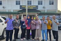 Hakim Pengadilan Negeri (PN) Palembang bersama Panitera berfoto bersama di halaman Gedung Museum Tekstil Palembang, Jumat (24/7/2026